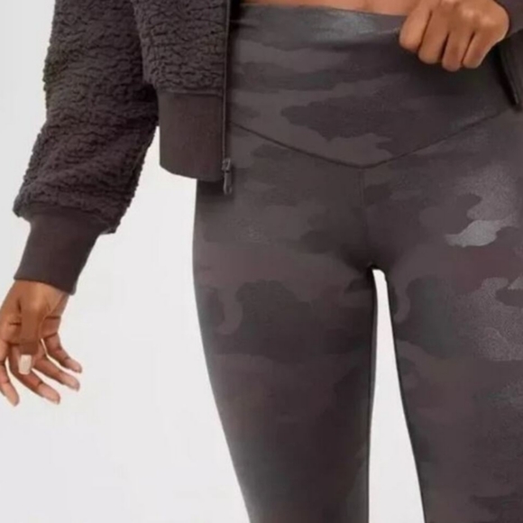 aerie Pants - AERIE OFFLINE "REAL ME" CAMO LEGGINGS